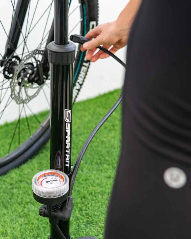 Pompe à vélo Spartan avec jauge